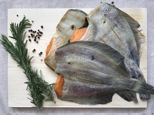 Шашлычок из сома холодного копчения: Камбала камчатская вяленая с икрой