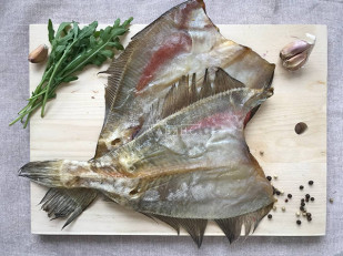 Мучные полоски КРАСНЫЕ со вкусом пряной говядины 76 гр: Камбала ёрш (Мурманская) вяленая