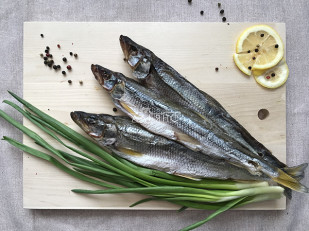 Шашлычок из сома холодного копчения: Корюшка вяленая с икрой