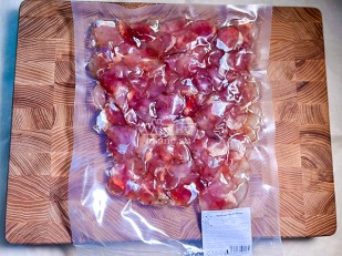 Колбаски МИНИ со вкусом аджики с/к (100 гр): Щечки судака вяленые (500 гр)