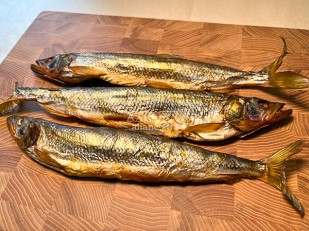 Шашлычок из сома холодного копчения: Корюшка х/к (крупная)