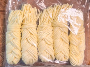 Сырный продукт ФЕРМЕРСКИЙ паутинка  укроп/чеснок: Сырный продукт ФЕРМЕРСКИЙ коса белая