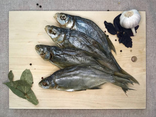 Шашлычок из сома холодного копчения: Густера вяленая